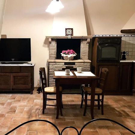 Casa Vacanze La Piazzetta Del Castello Montecalvello Bagian luar foto