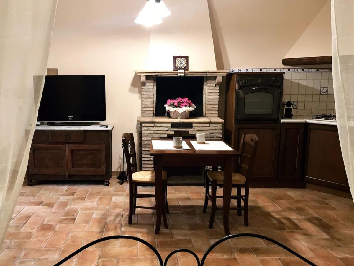 Casa Vacanze La Piazzetta Del Castello Montecalvello Bagian luar foto