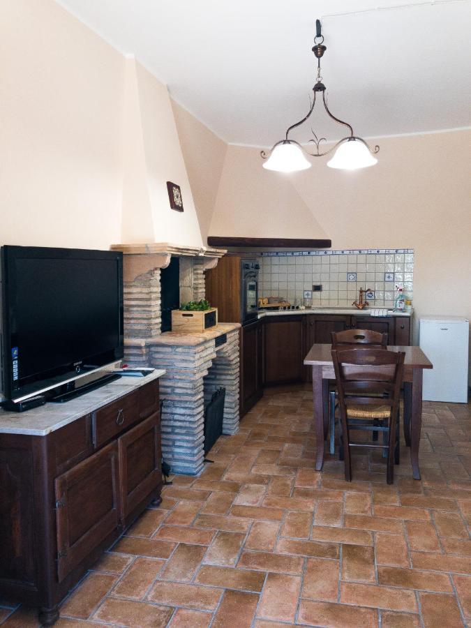 Casa Vacanze La Piazzetta Del Castello Montecalvello Bagian luar foto