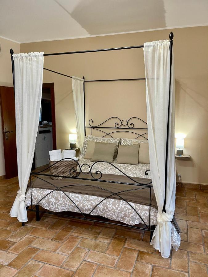 Casa Vacanze La Piazzetta Del Castello Montecalvello Bagian luar foto