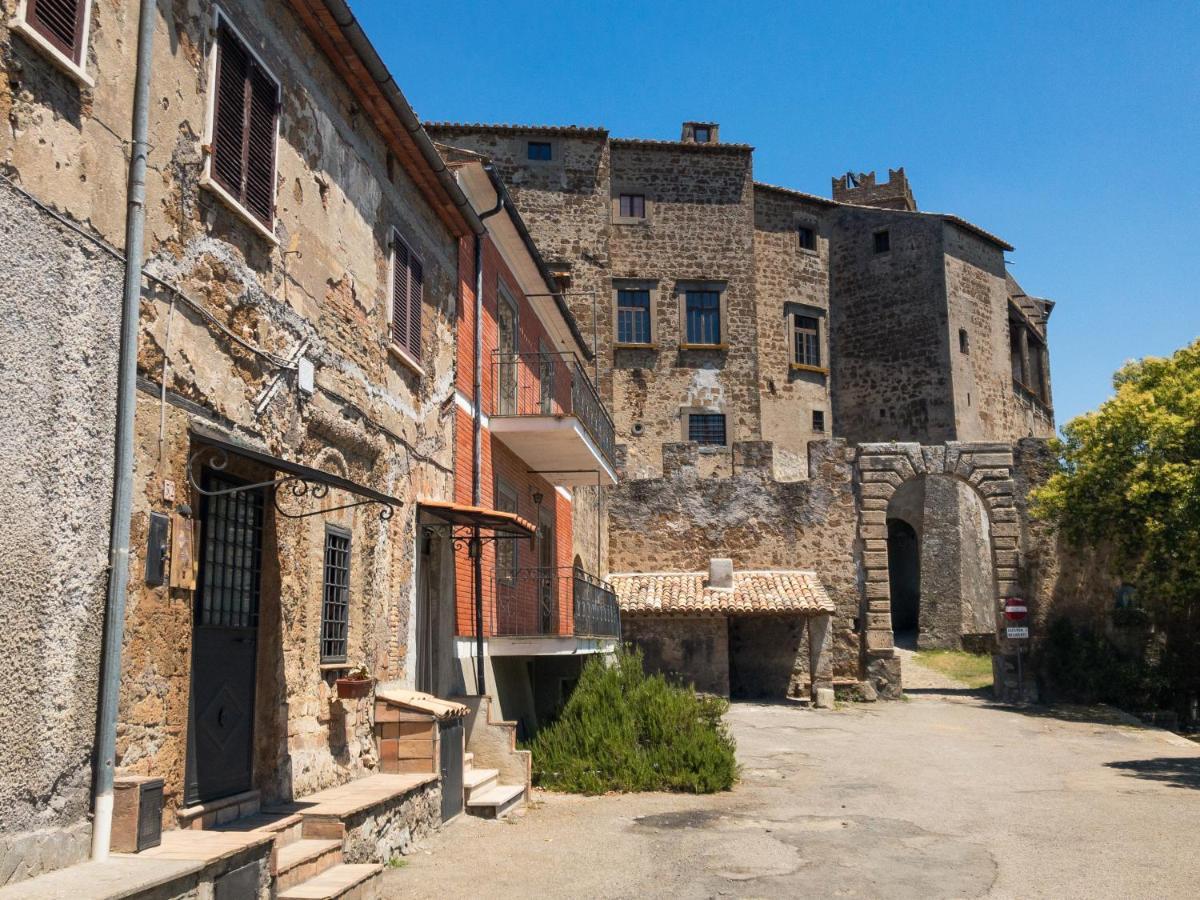 Casa Vacanze La Piazzetta Del Castello Montecalvello Bagian luar foto