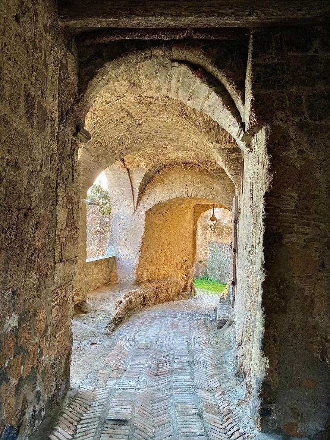 Casa Vacanze La Piazzetta Del Castello Montecalvello Bagian luar foto